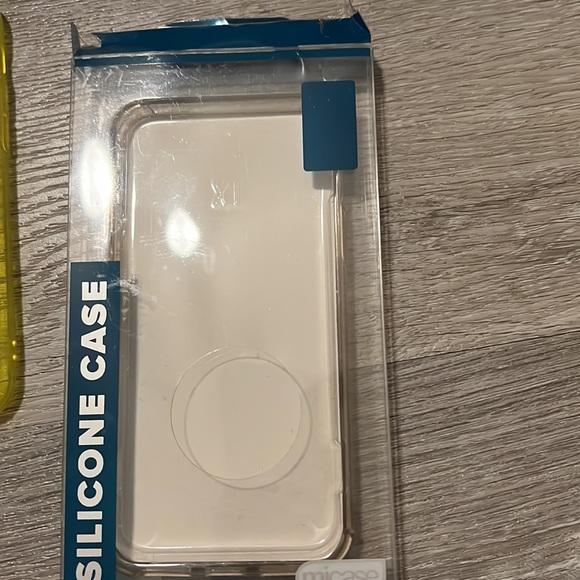 12 pack iphone 11 pro cases still in good condition - Picture 6 of 7